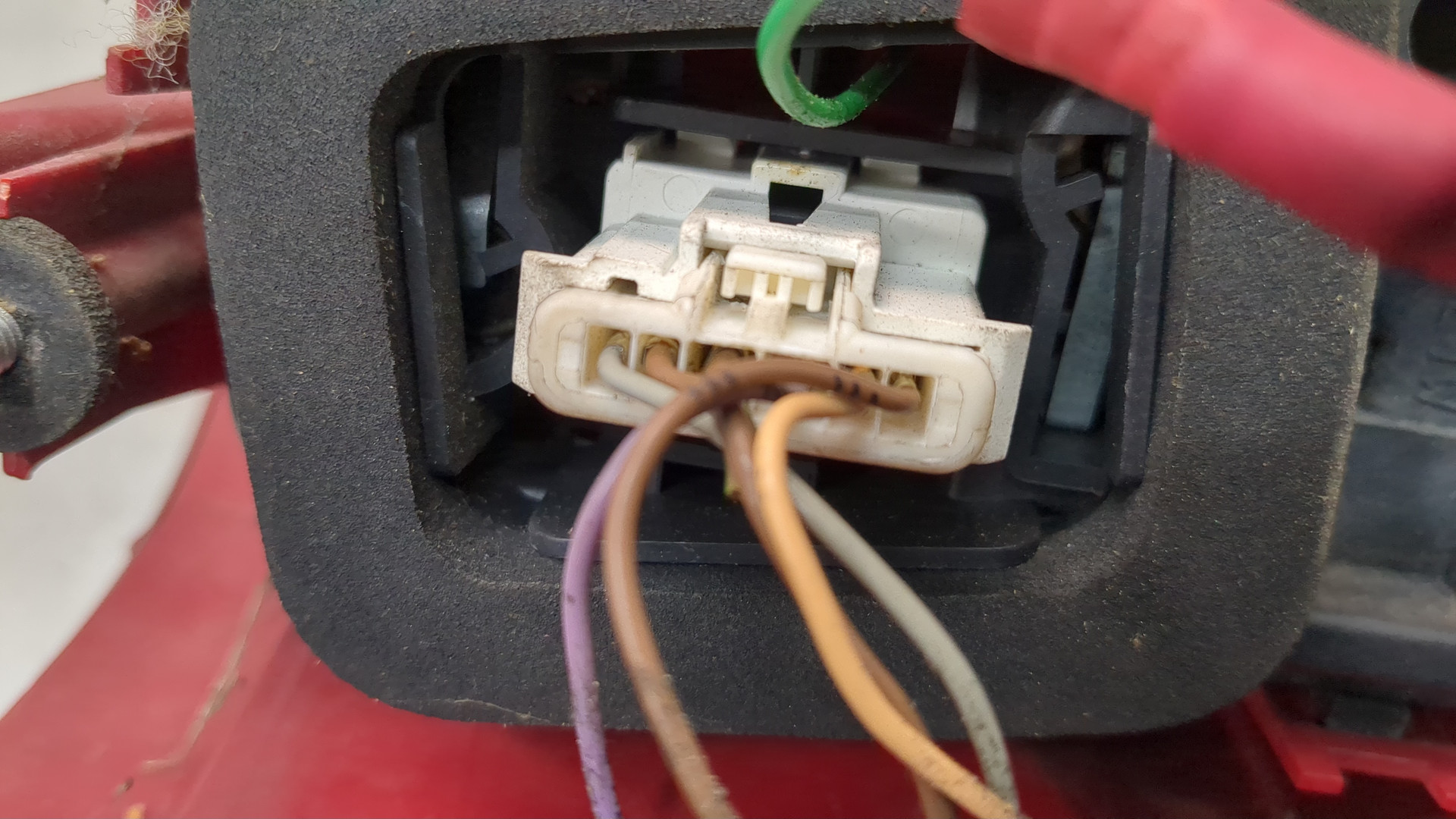 Фонарь задний левый