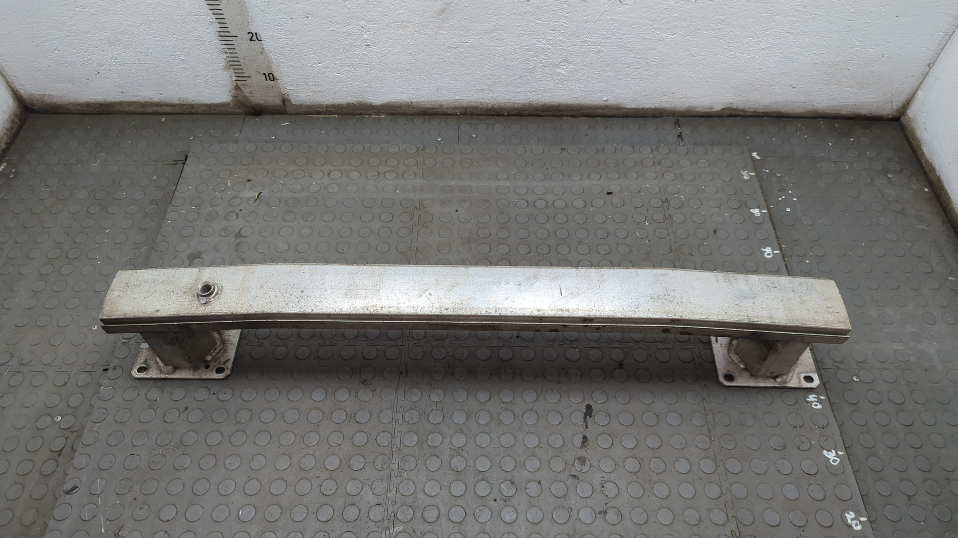 Усилитель переднего бампера