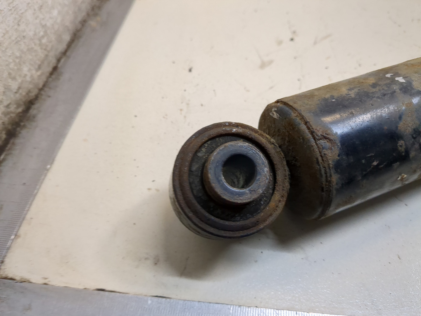 Амортизатор задний (стойка)