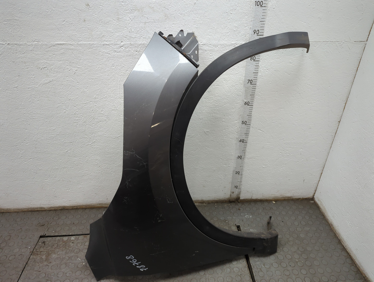 Крыло переднее правое