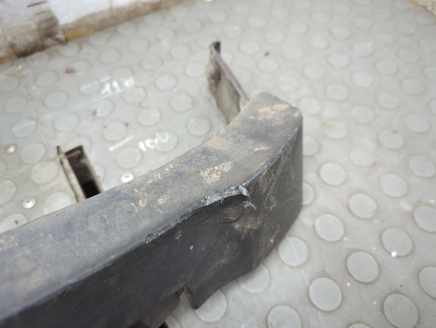 Крыло переднее правое