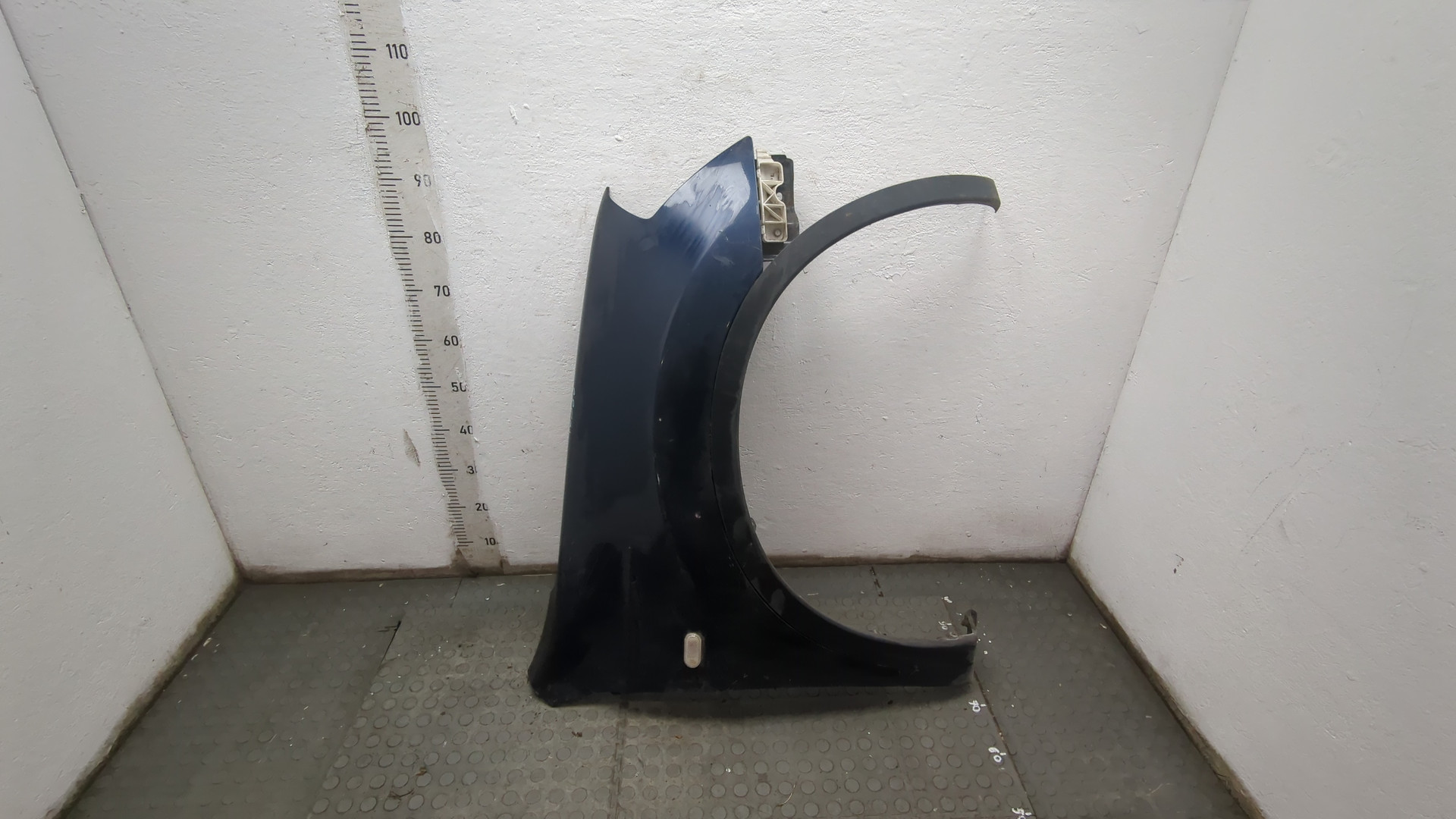 Крыло переднее правое