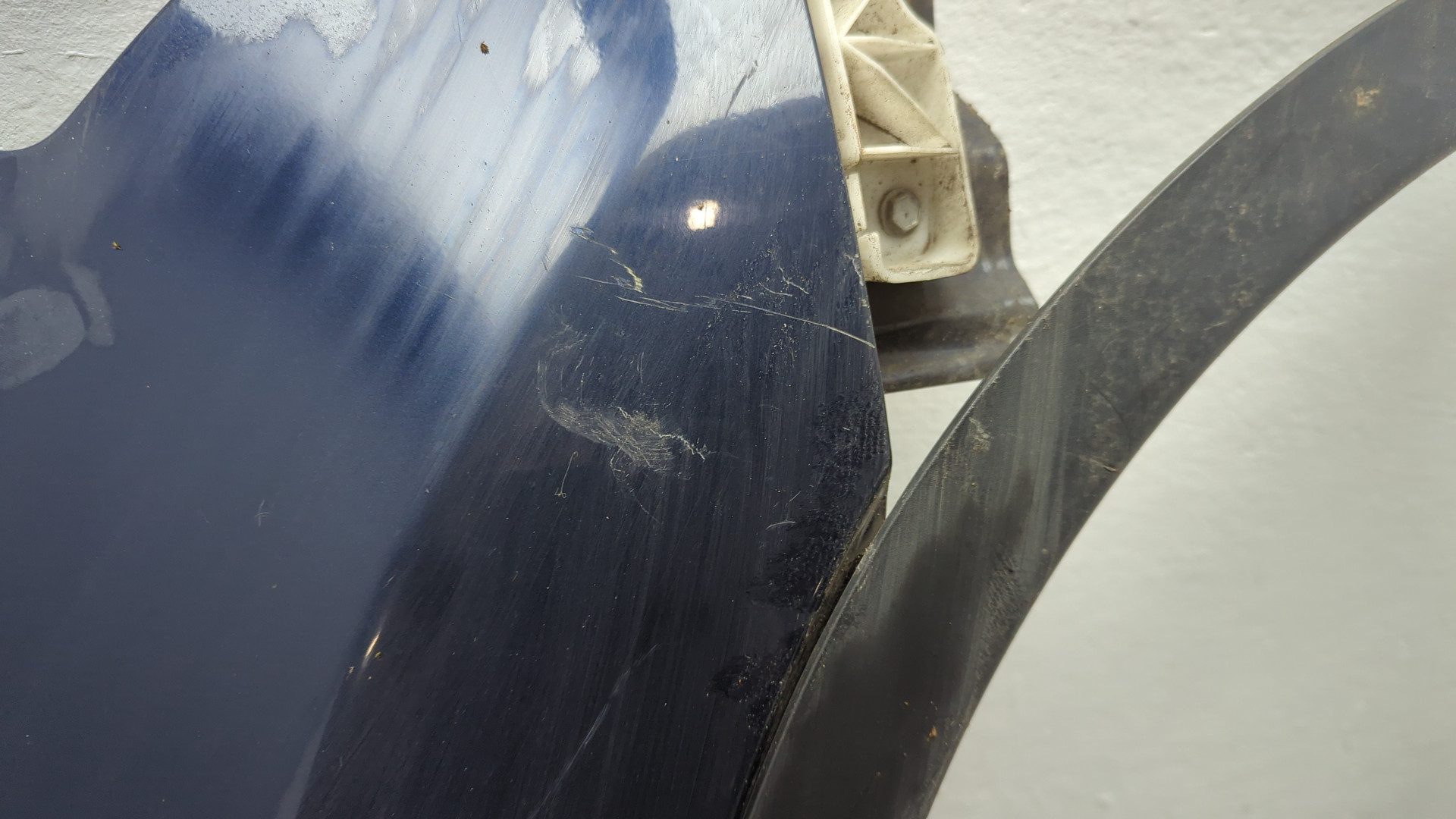 Крыло переднее правое