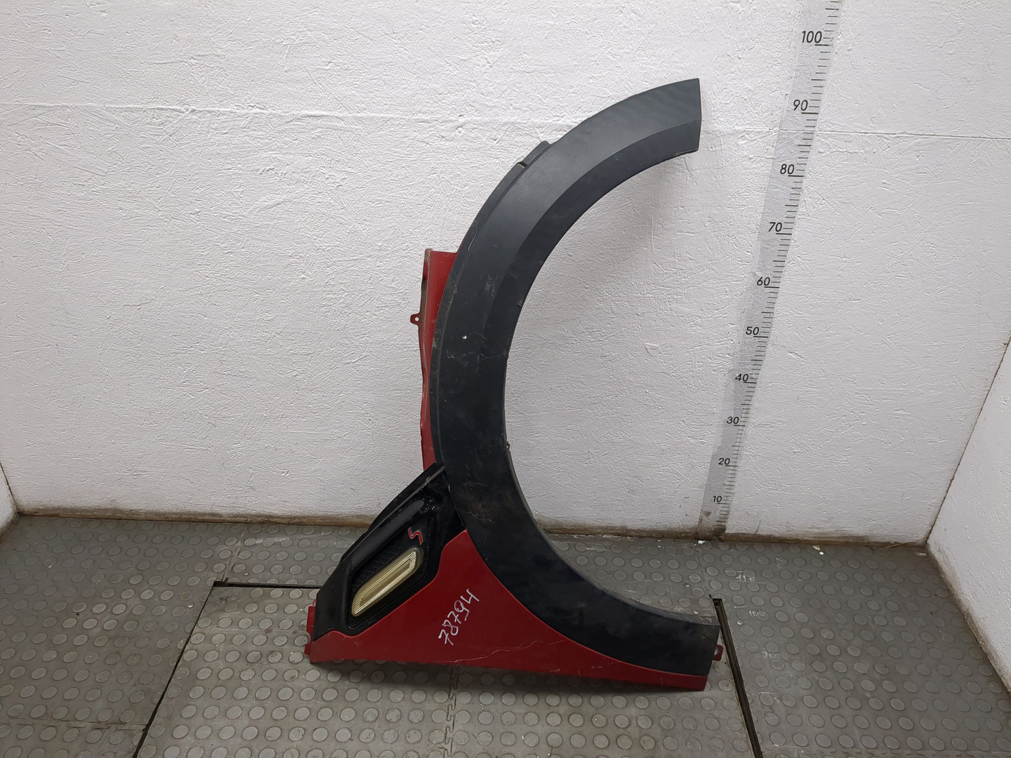 Крыло переднее правое