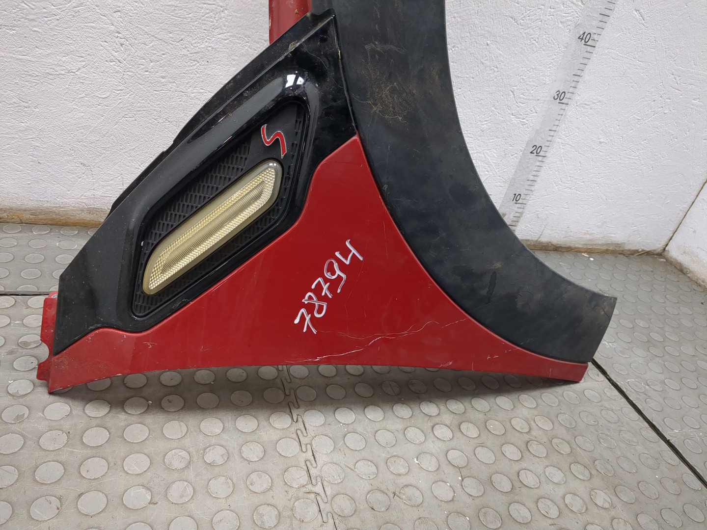 Крыло переднее правое