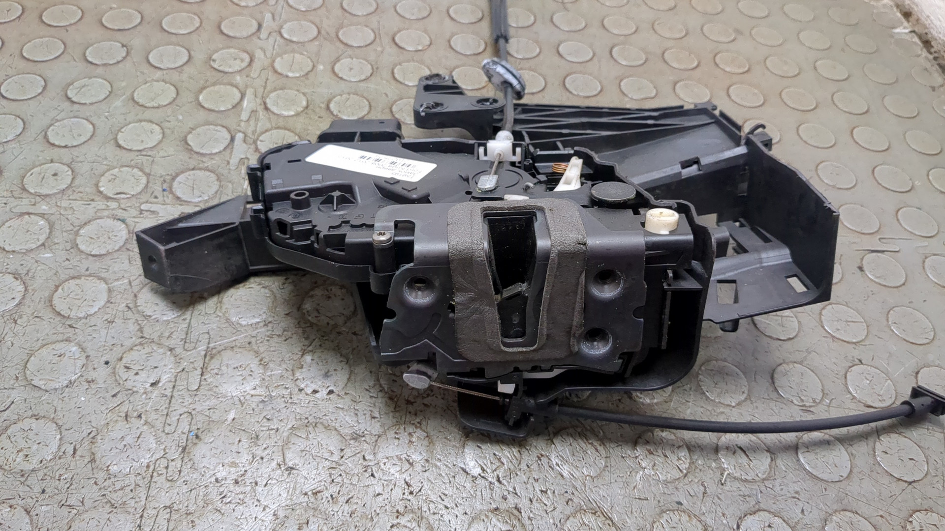 Замок двери задней правой