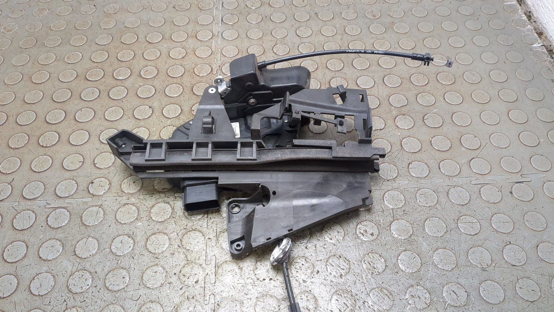 Замок двери задней правой