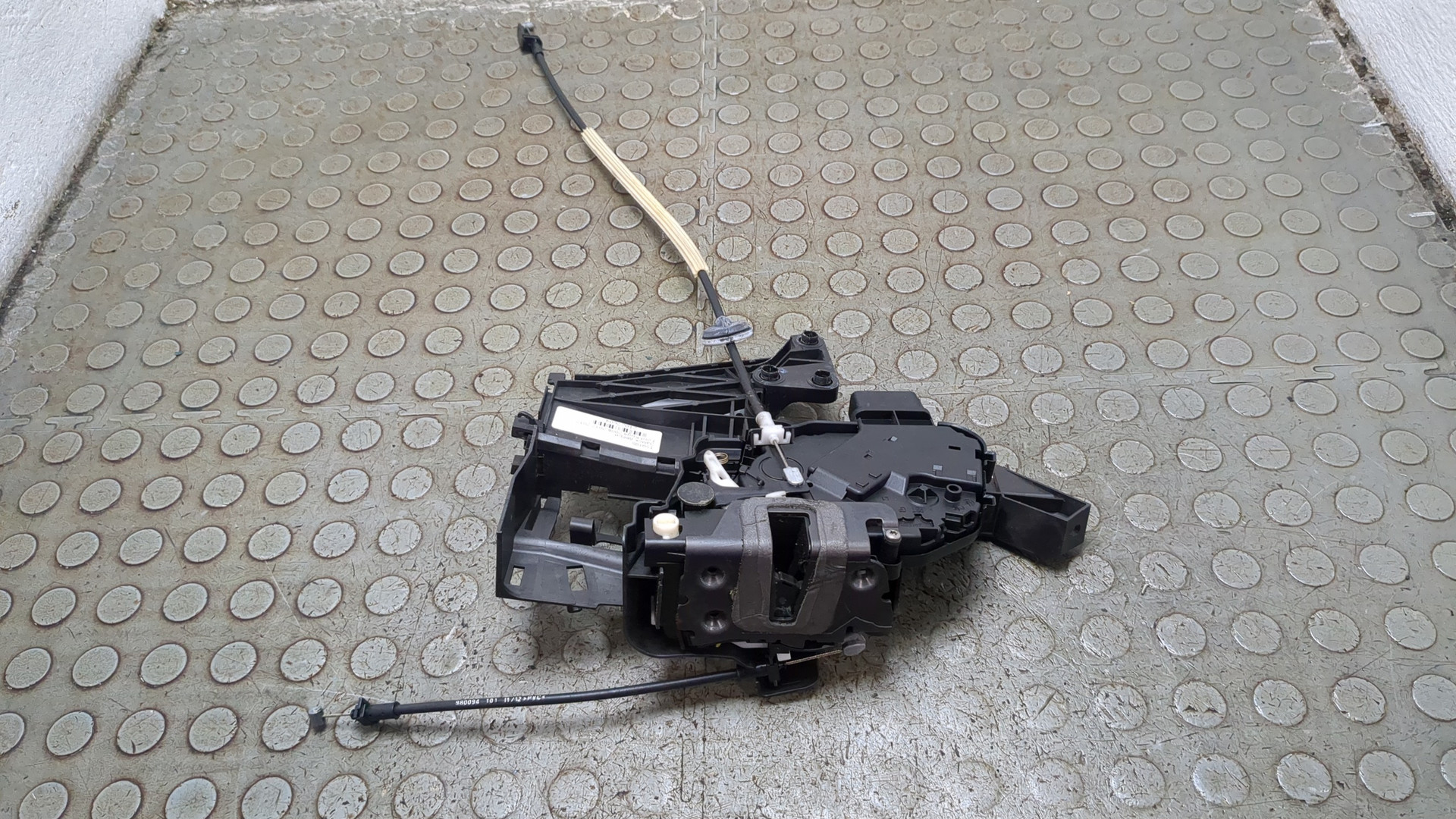 Замок двери задней левой