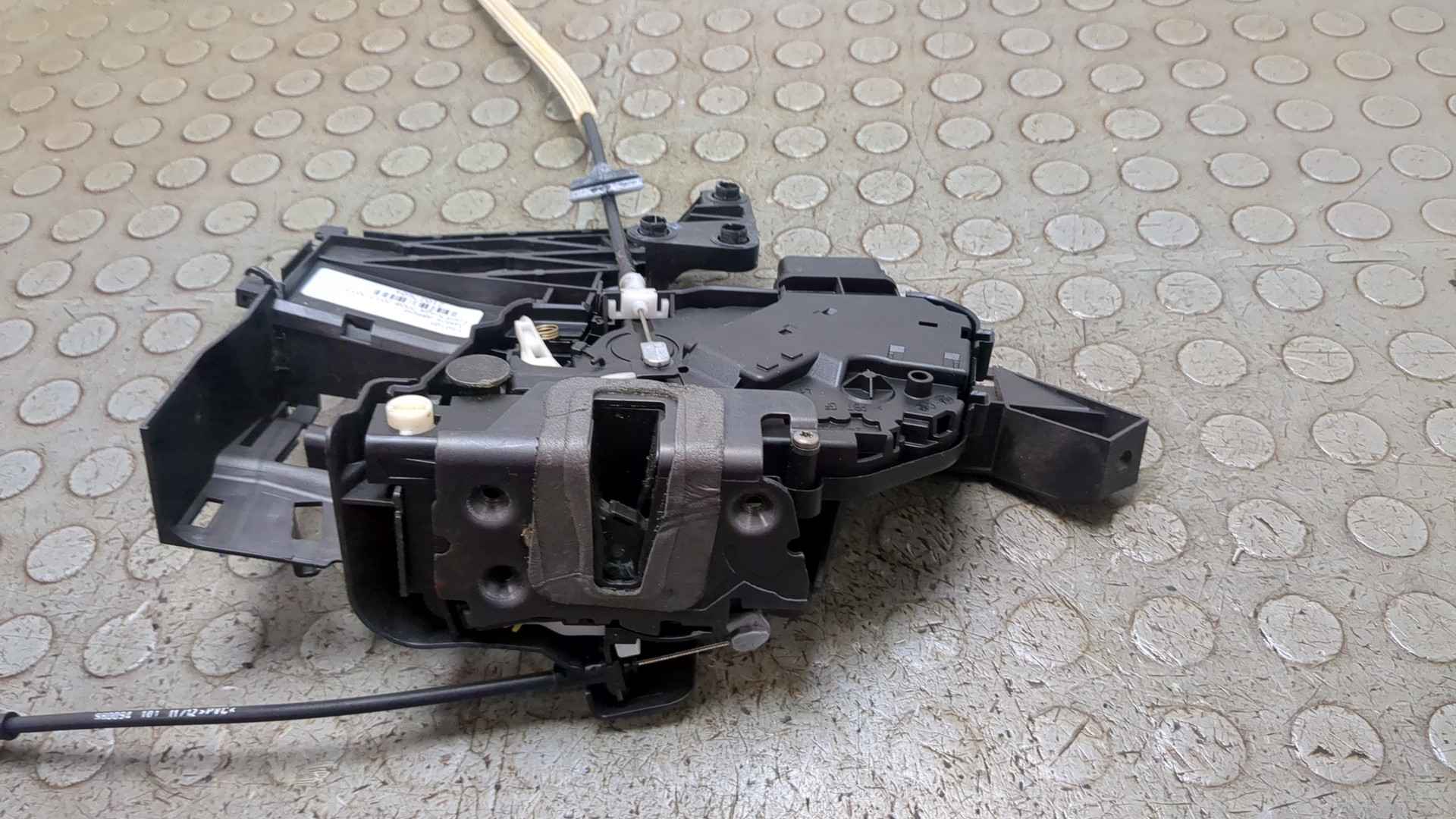 Замок двери задней левой