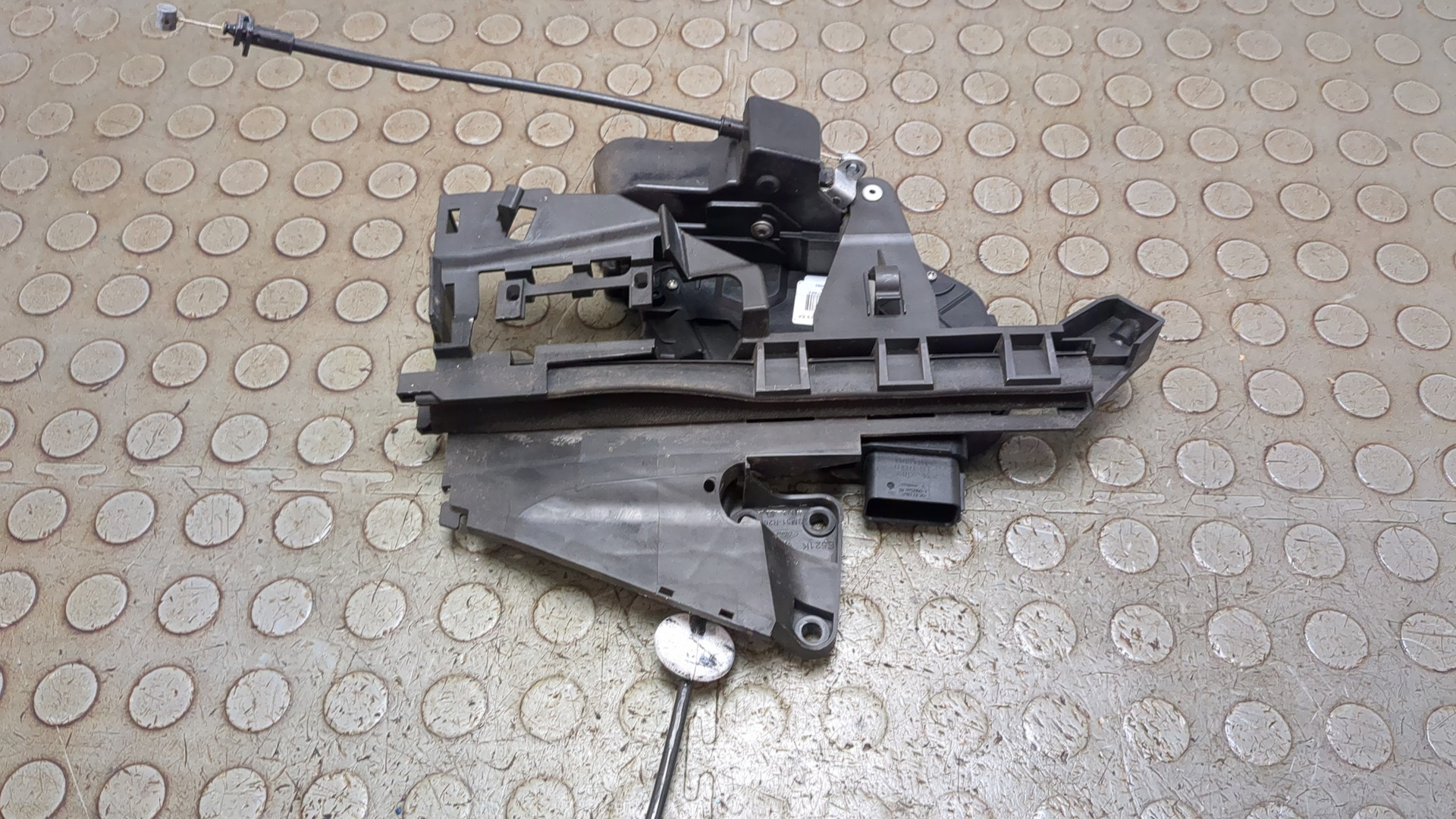 Замок двери задней левой