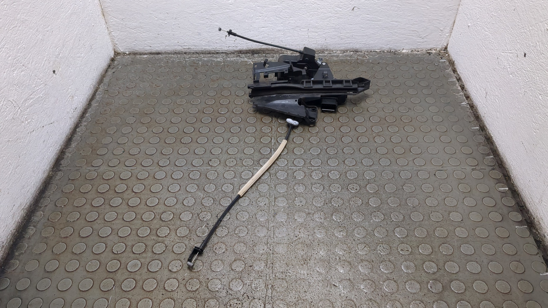 Замок двери задней левой