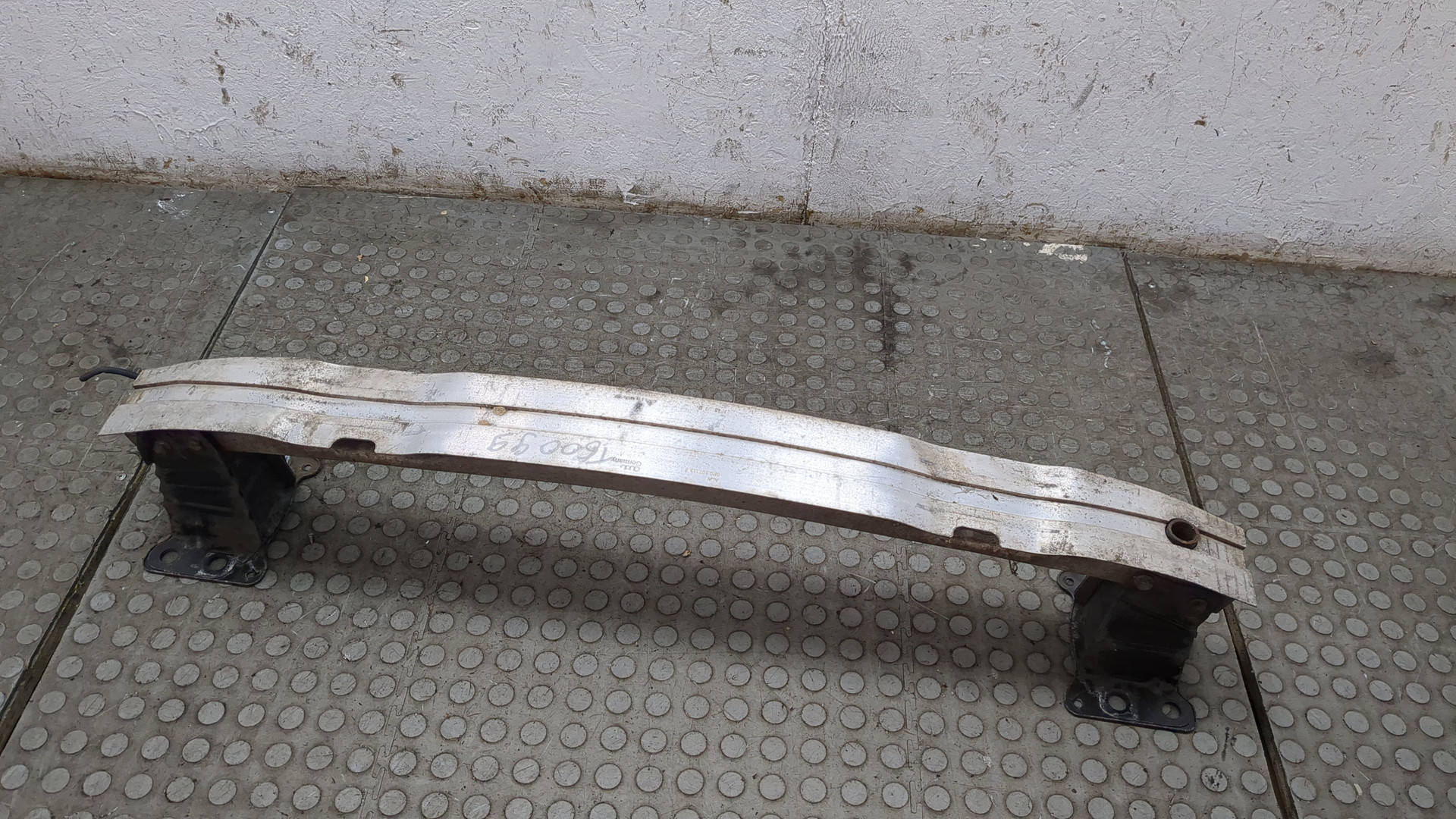 Усилитель переднего бампера