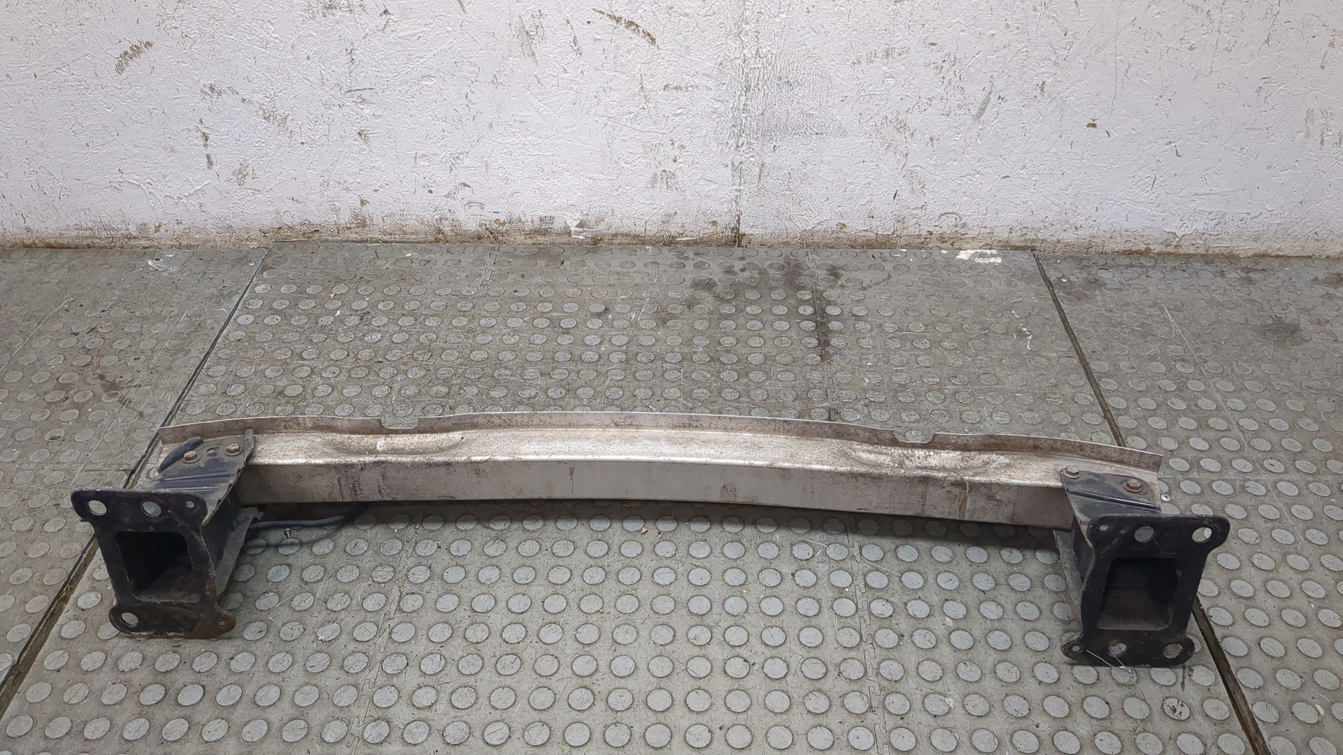 Усилитель переднего бампера