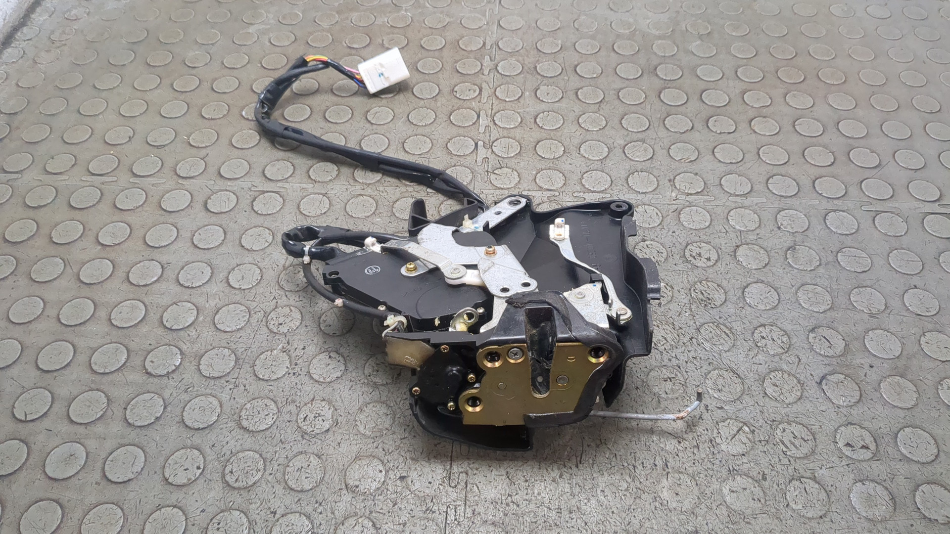 Замок двери передней правой