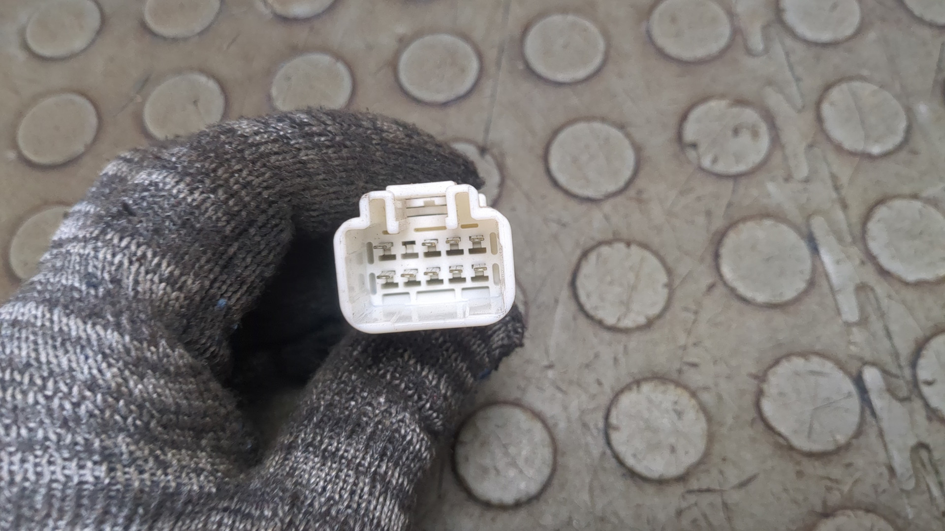 Замок двери передней правой