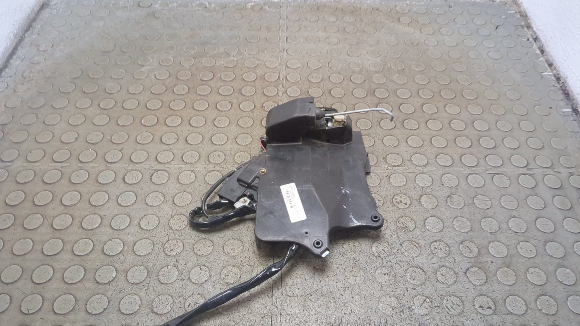 Замок двери передней правой