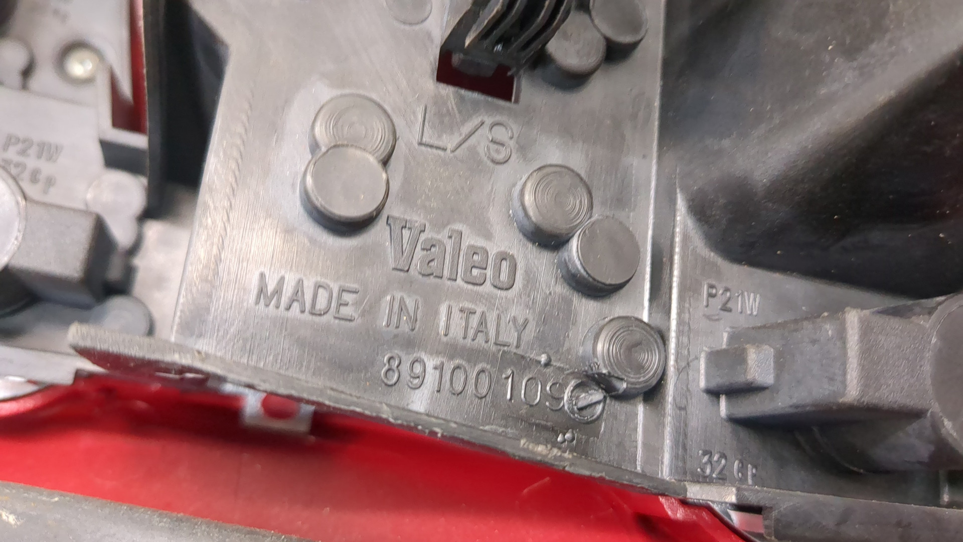 Фонарь задний левый