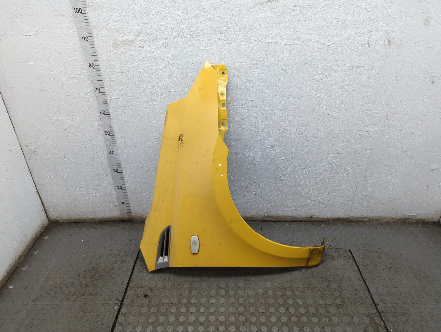 Крыло переднее правое