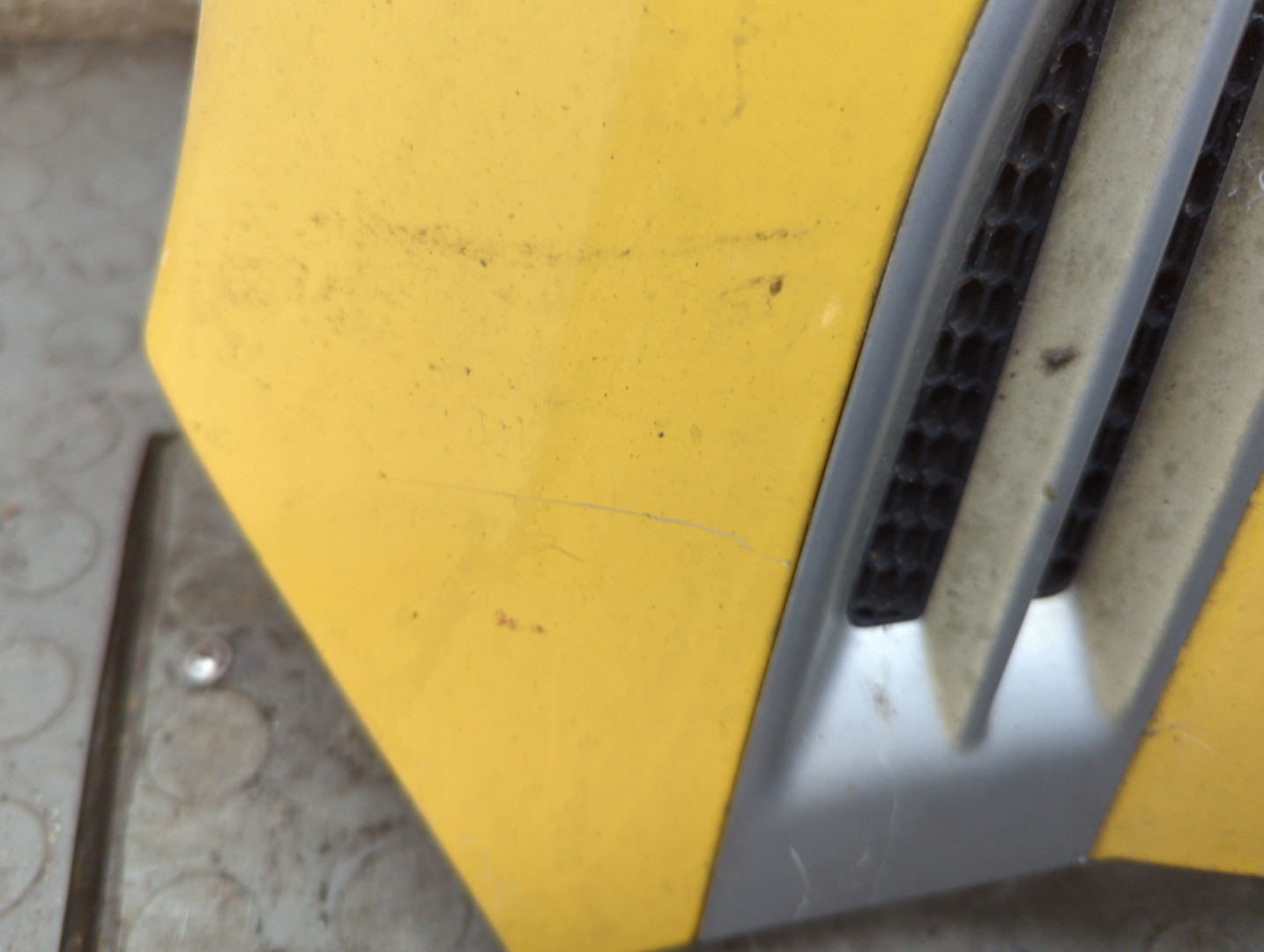 Крыло переднее правое