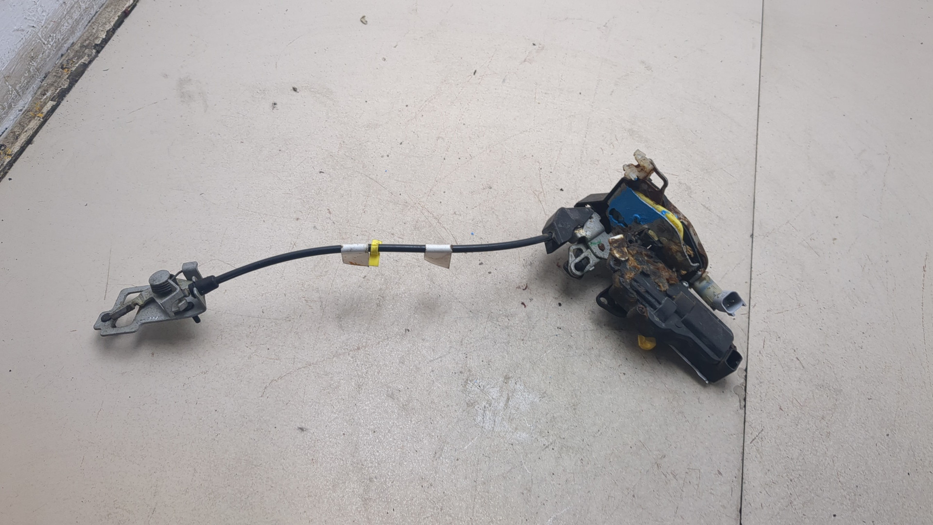 Замок двери задней левой