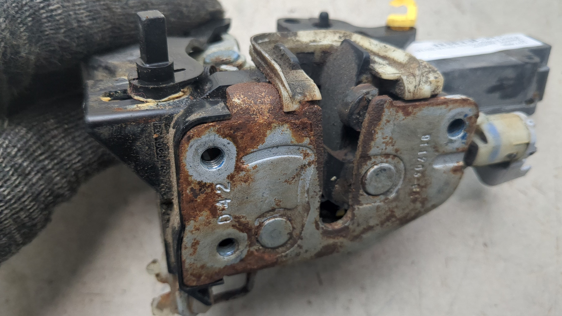 Замок двери задней левой