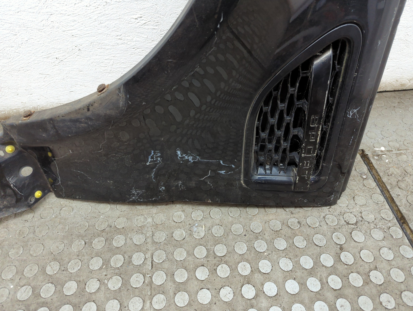 Крыло переднее левое