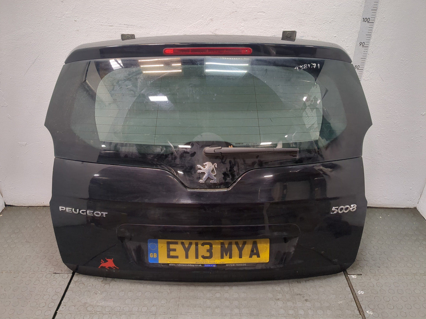 Дверь багажника