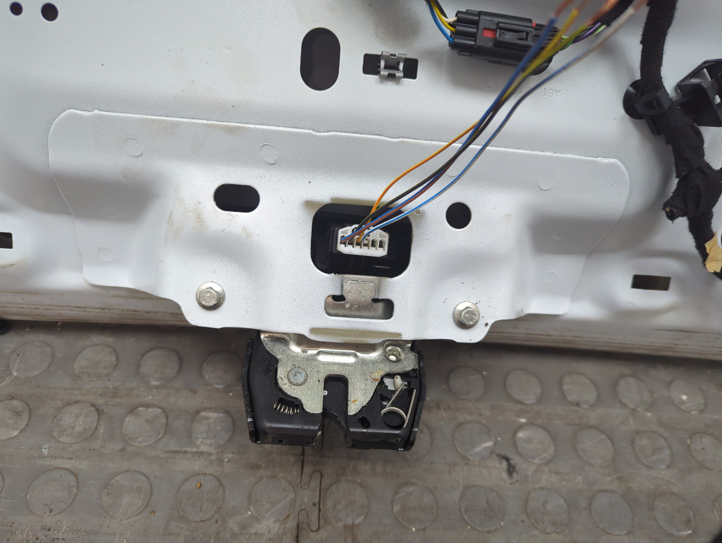 Дверь багажника