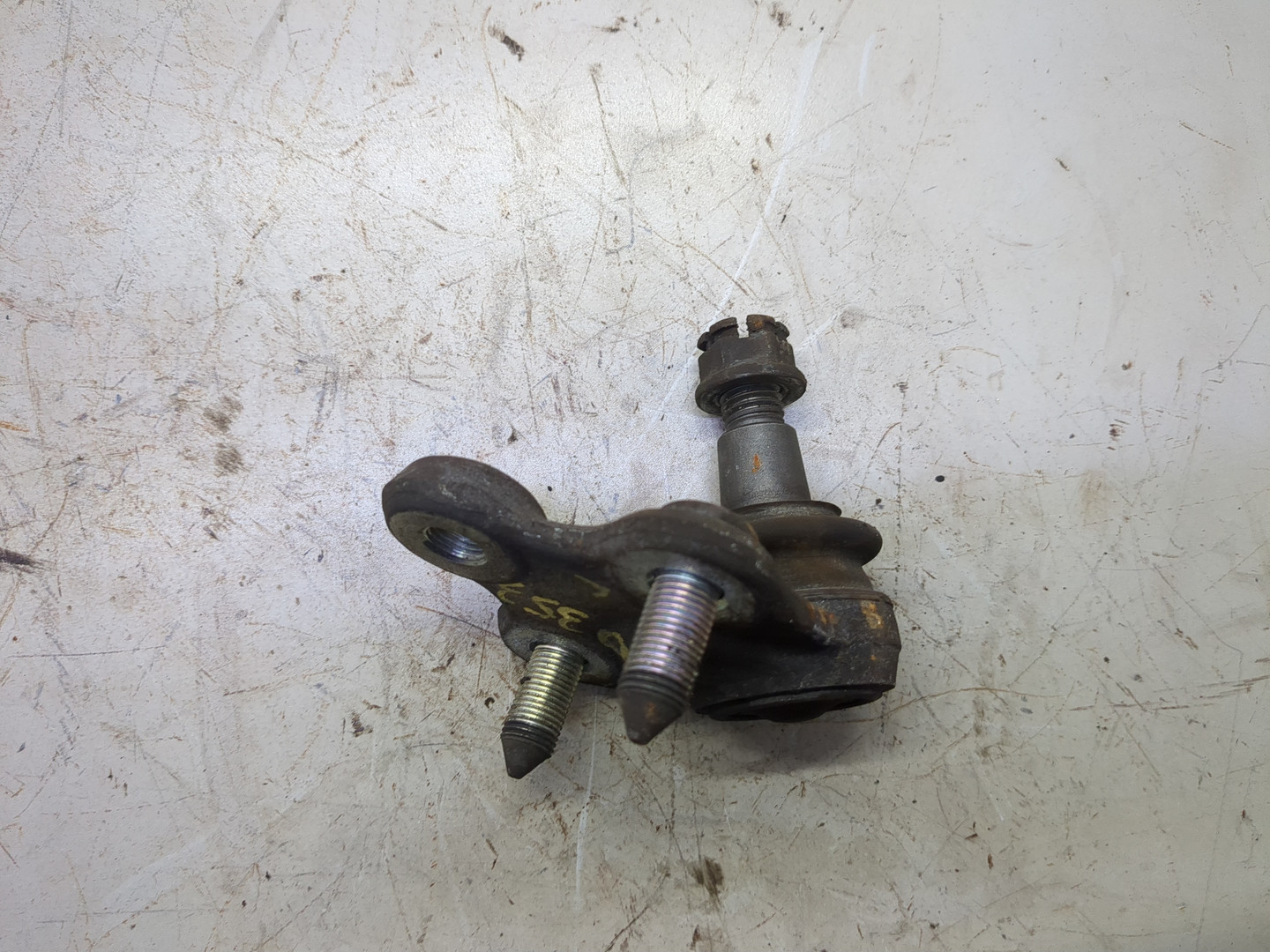 Опора шаровая левая