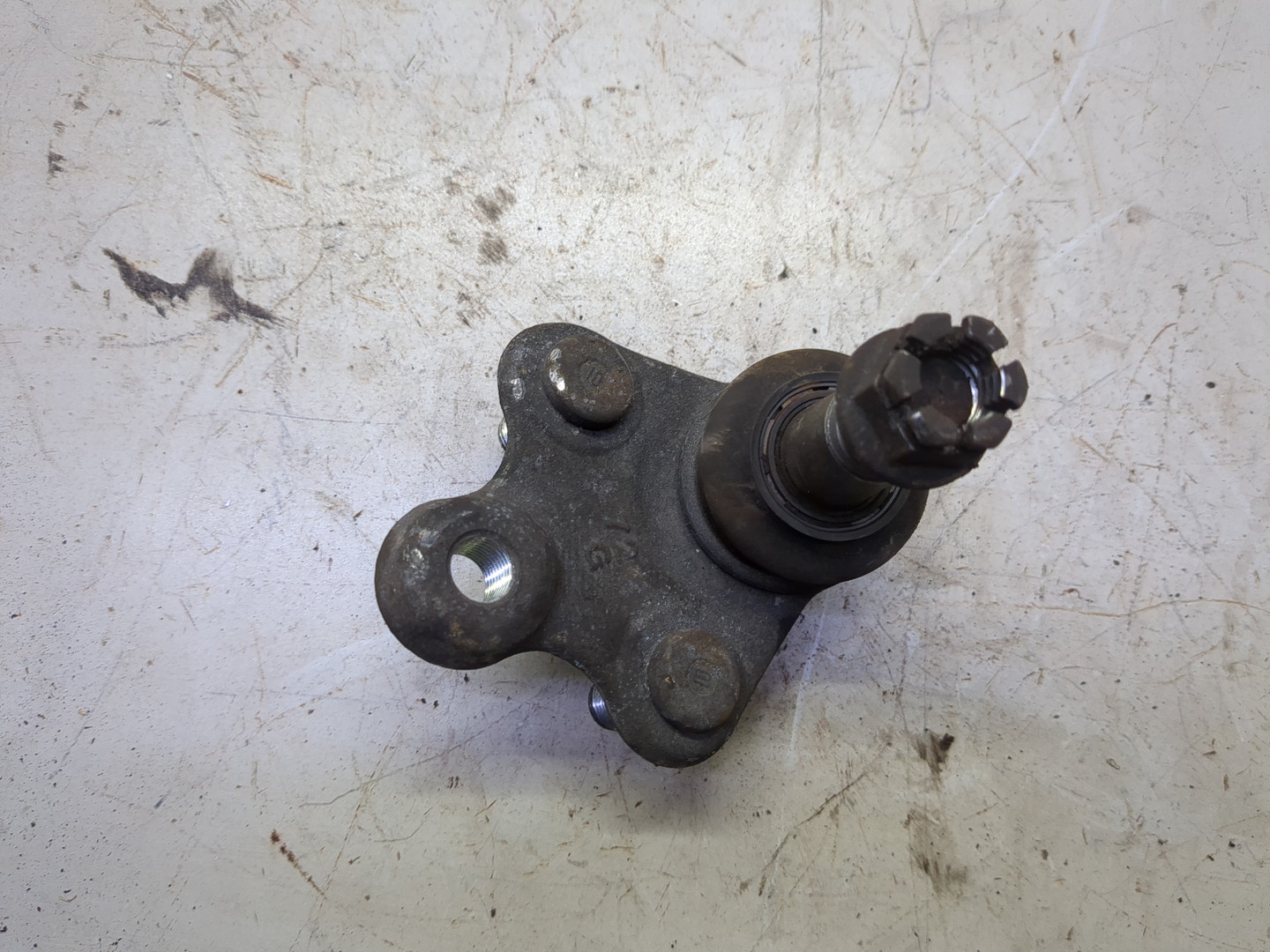 Опора шаровая правая