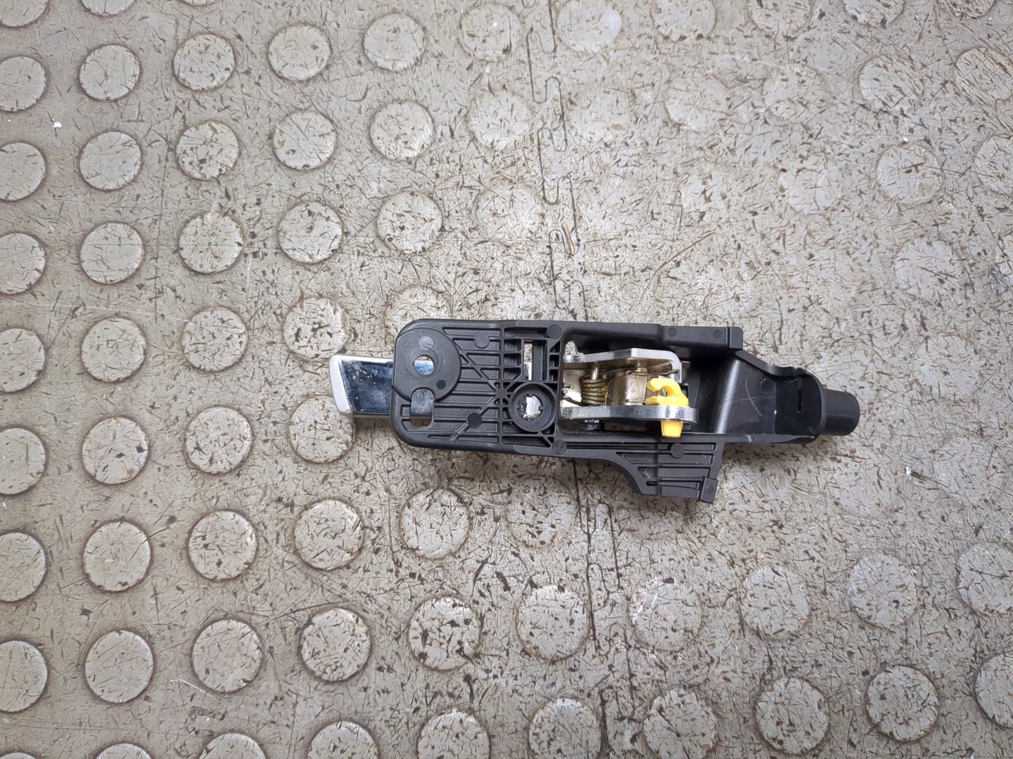 Ручка двери передней внутренняя левая