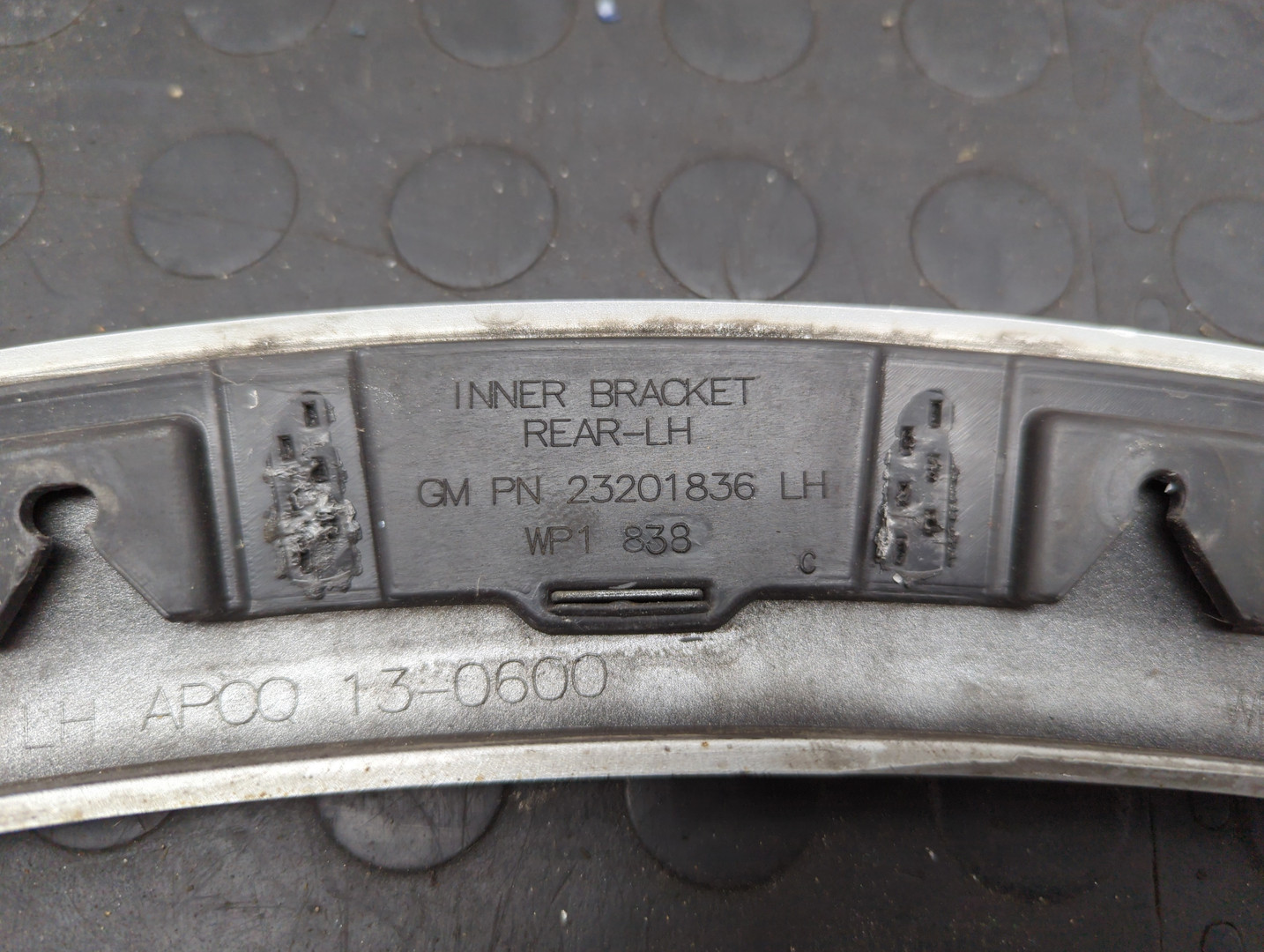 Накладка заднего крыла левого