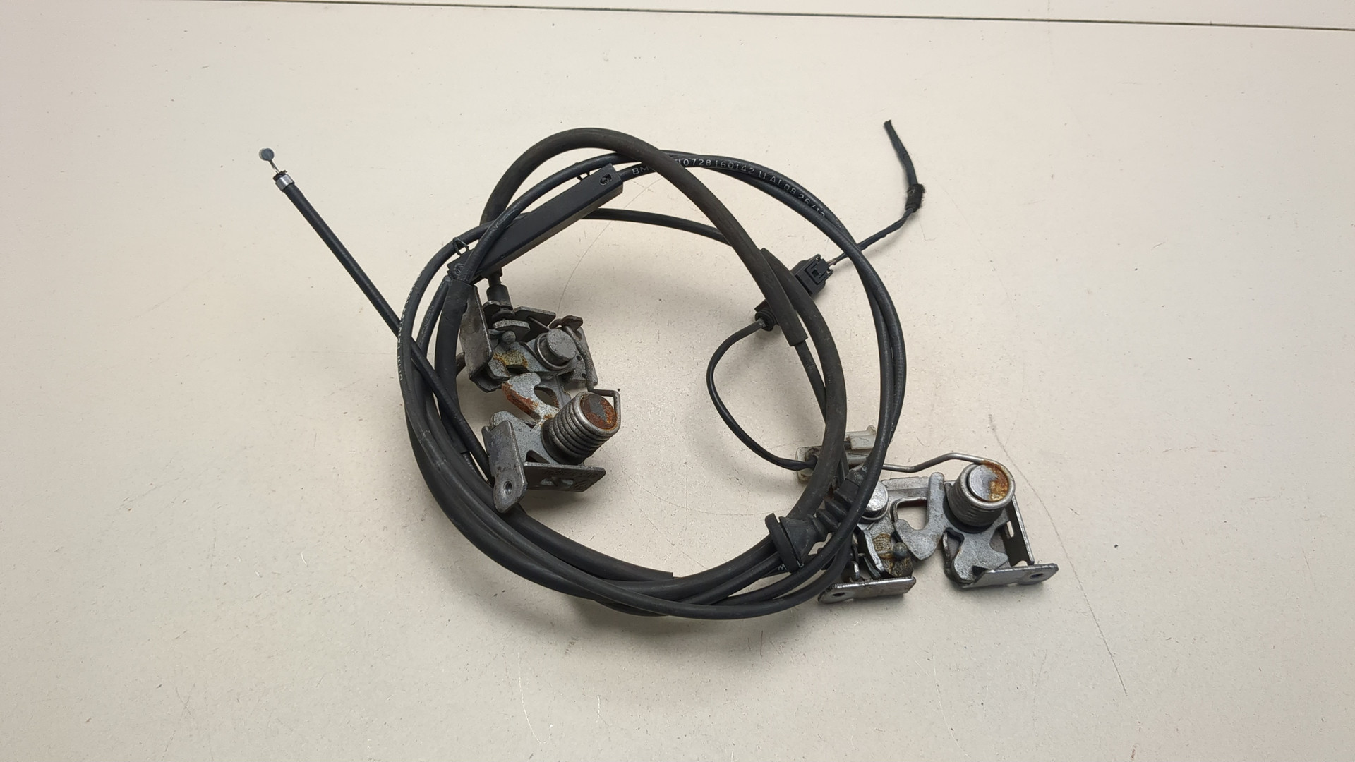 Замок капота