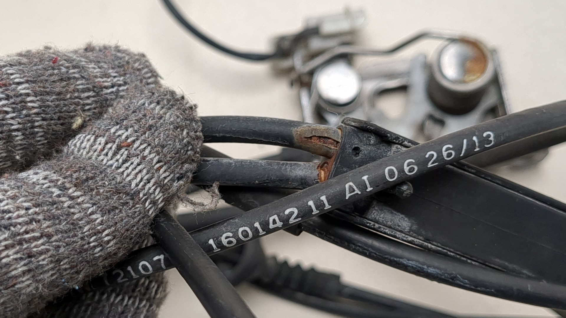 Замок капота