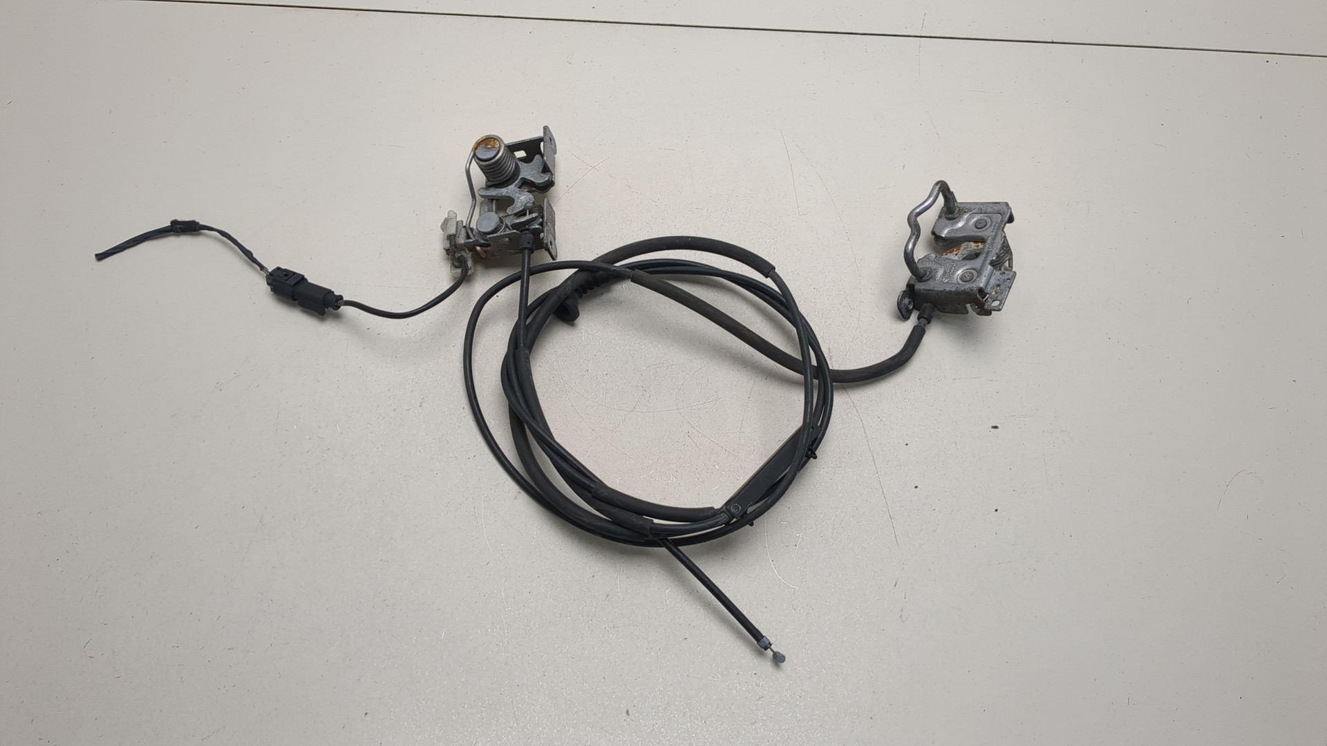 Замок капота