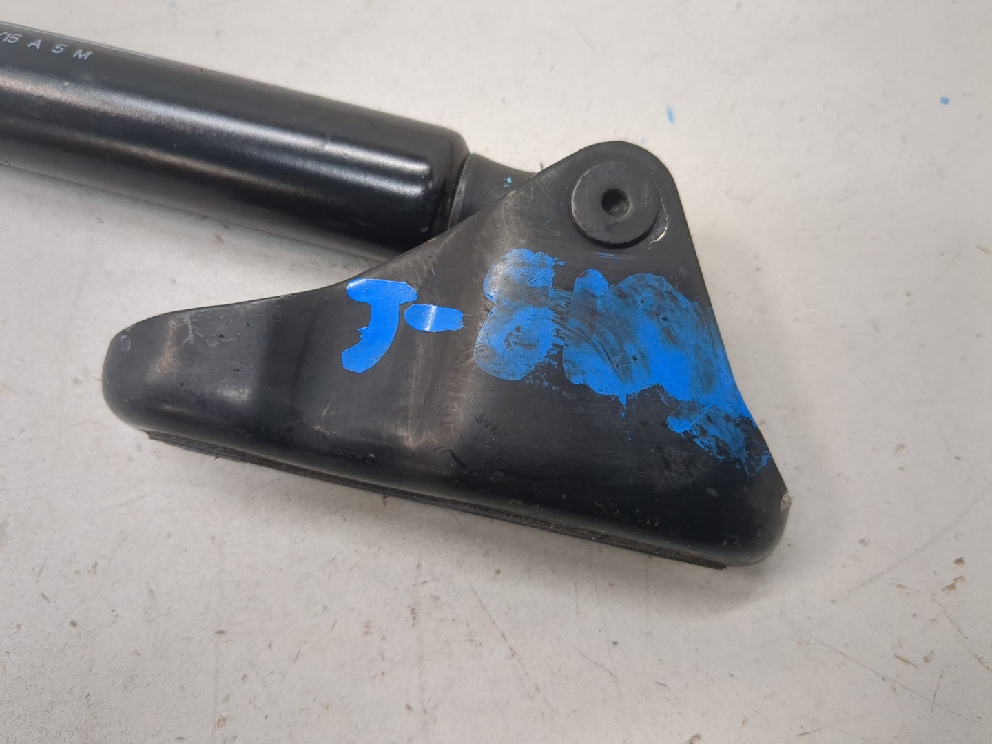 Амортизатор крышки багажника