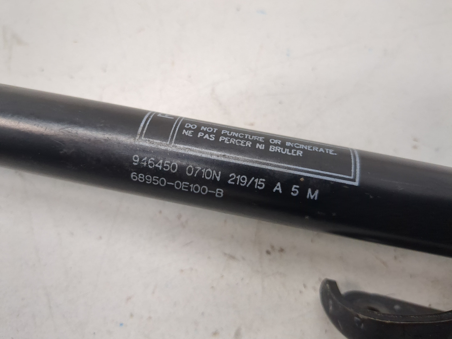 Амортизатор крышки багажника