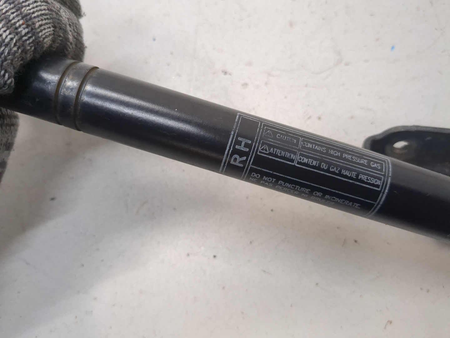 Амортизатор крышки багажника