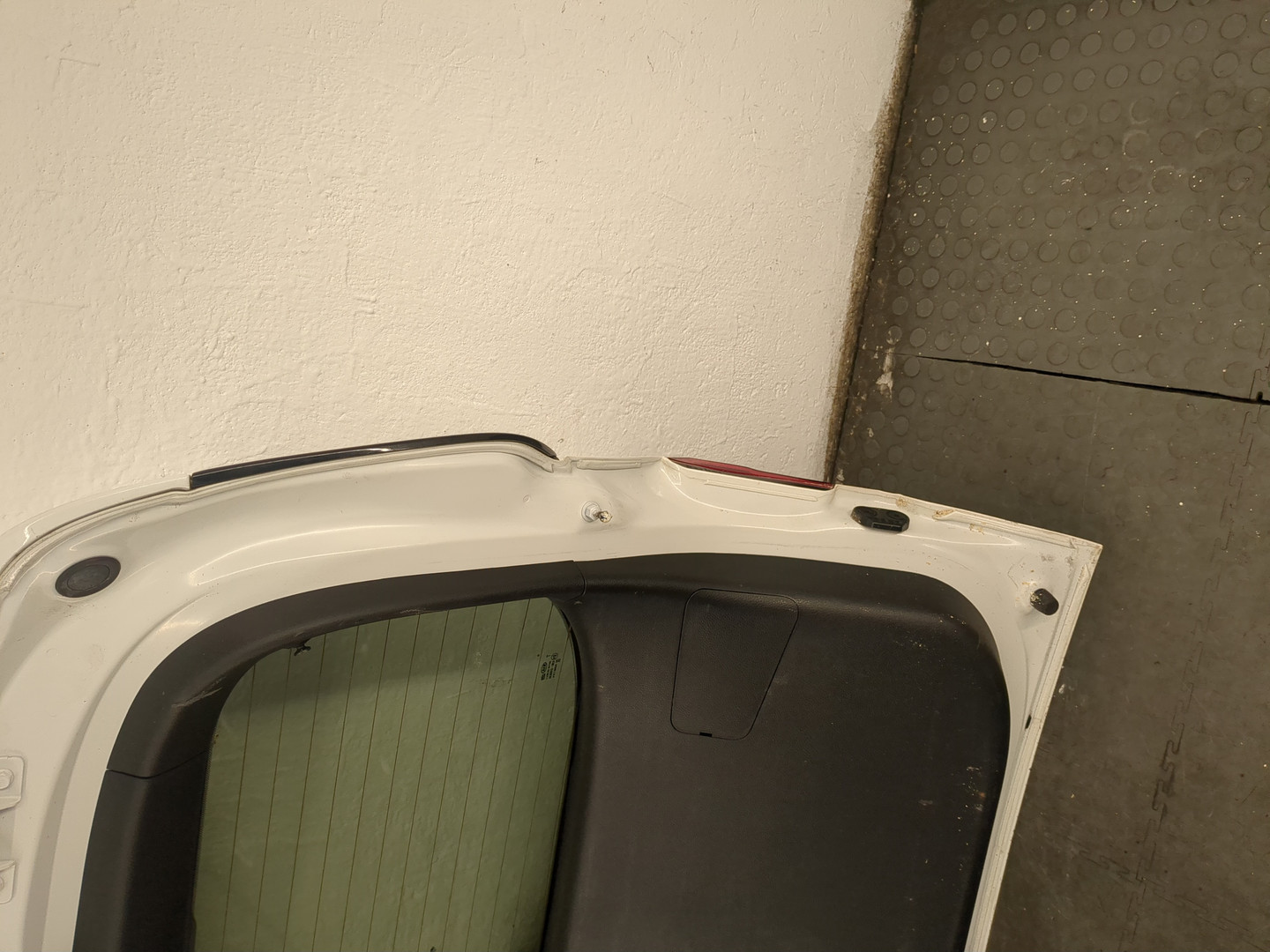 Дверь багажника