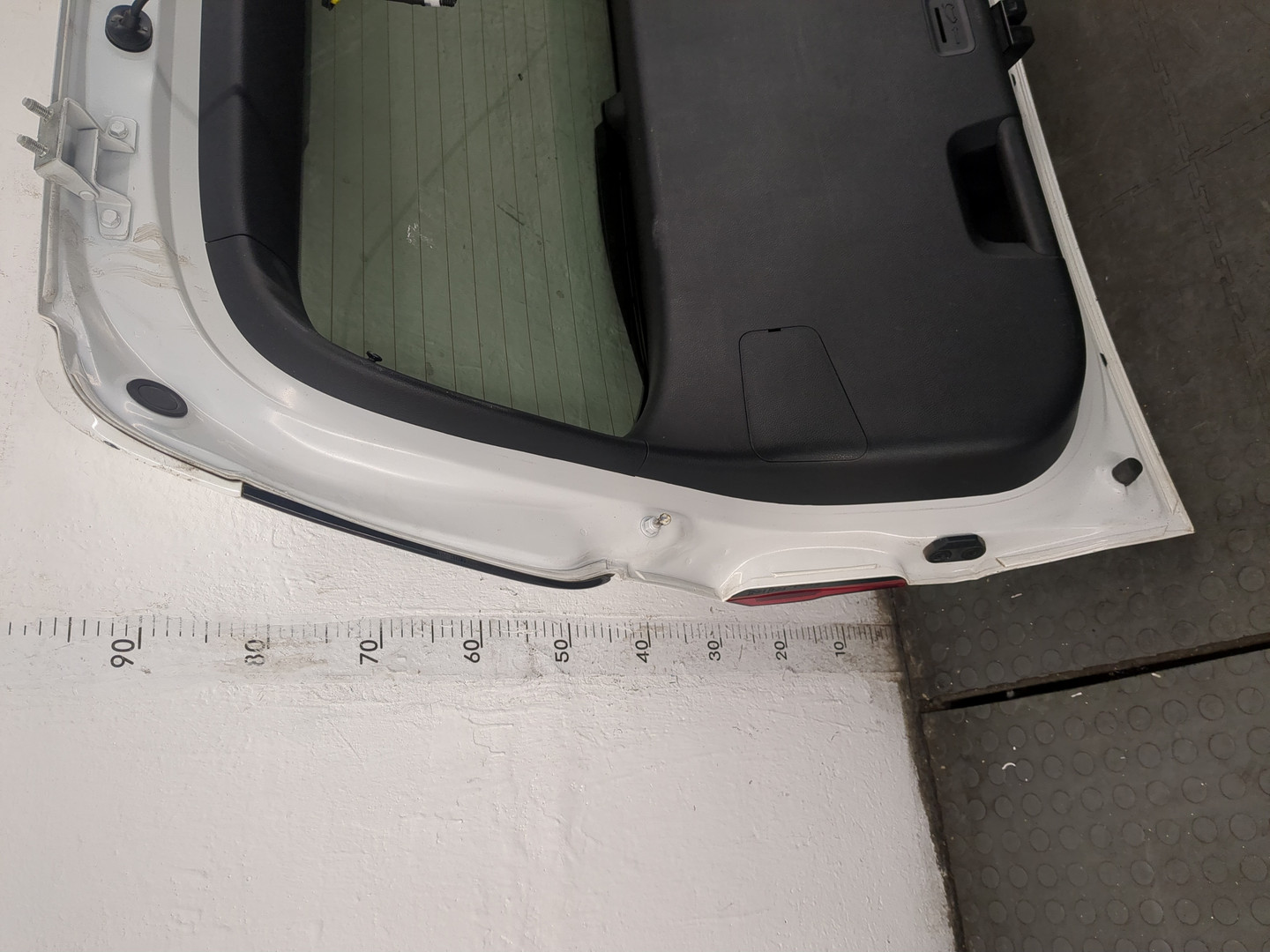 Дверь багажника