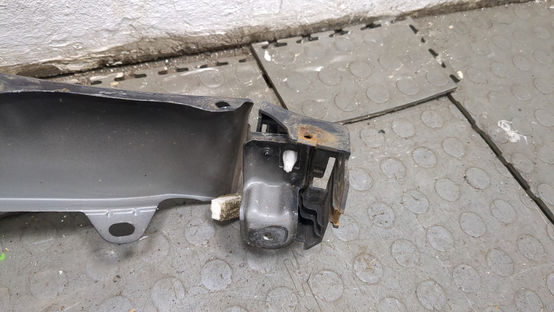 Крыло переднее левое