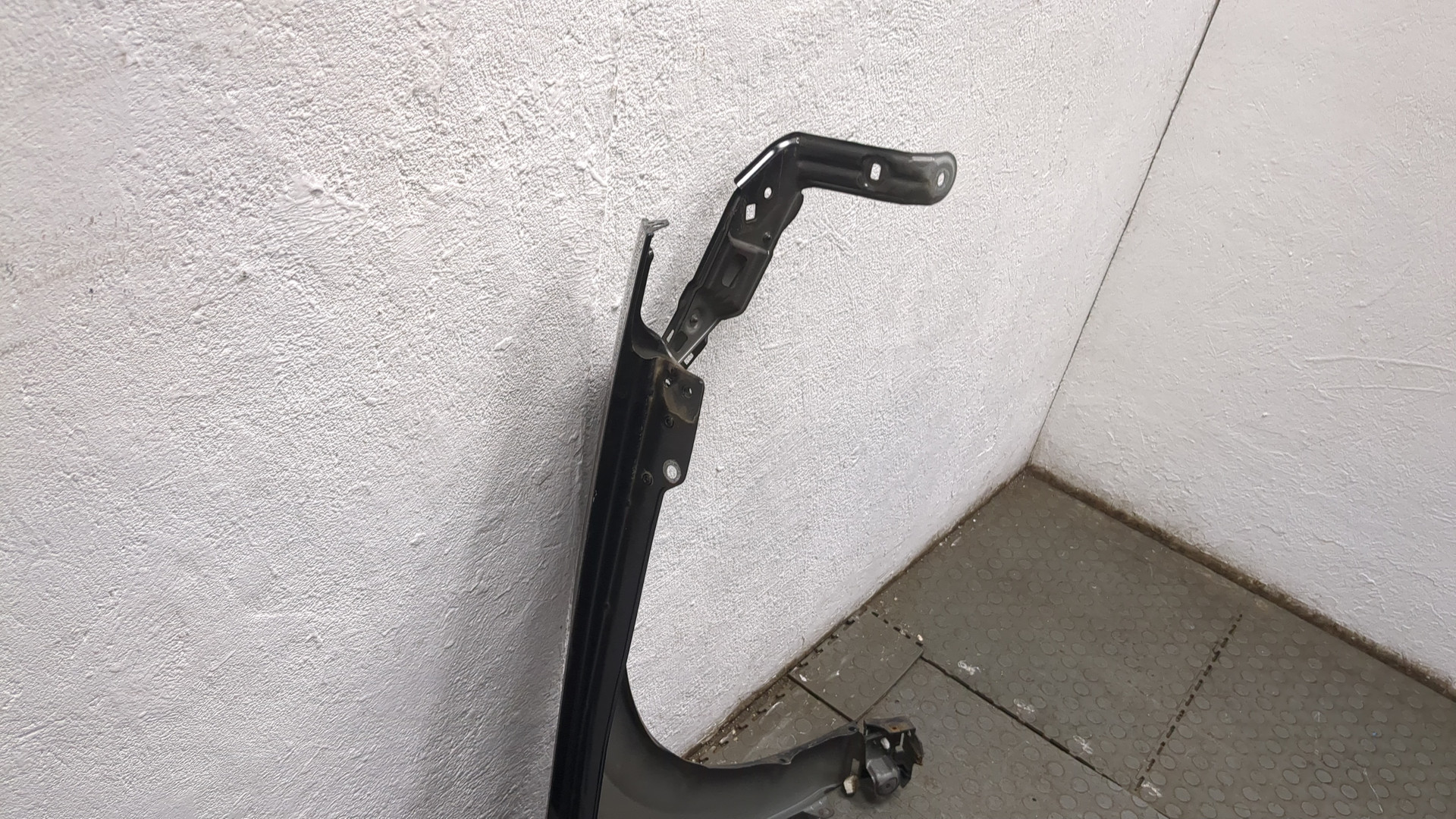 Крыло переднее левое