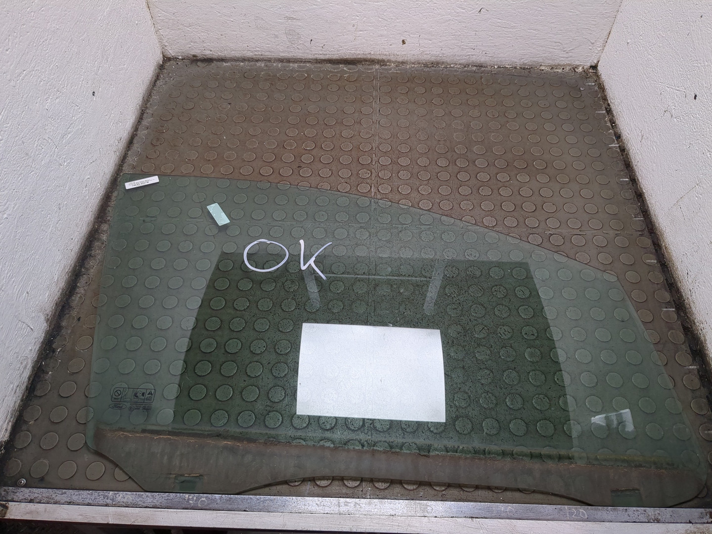 Стекло двери передней правой