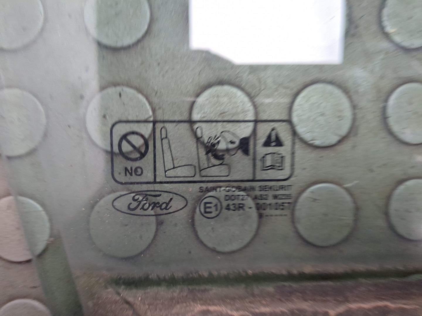 Стекло двери передней правой