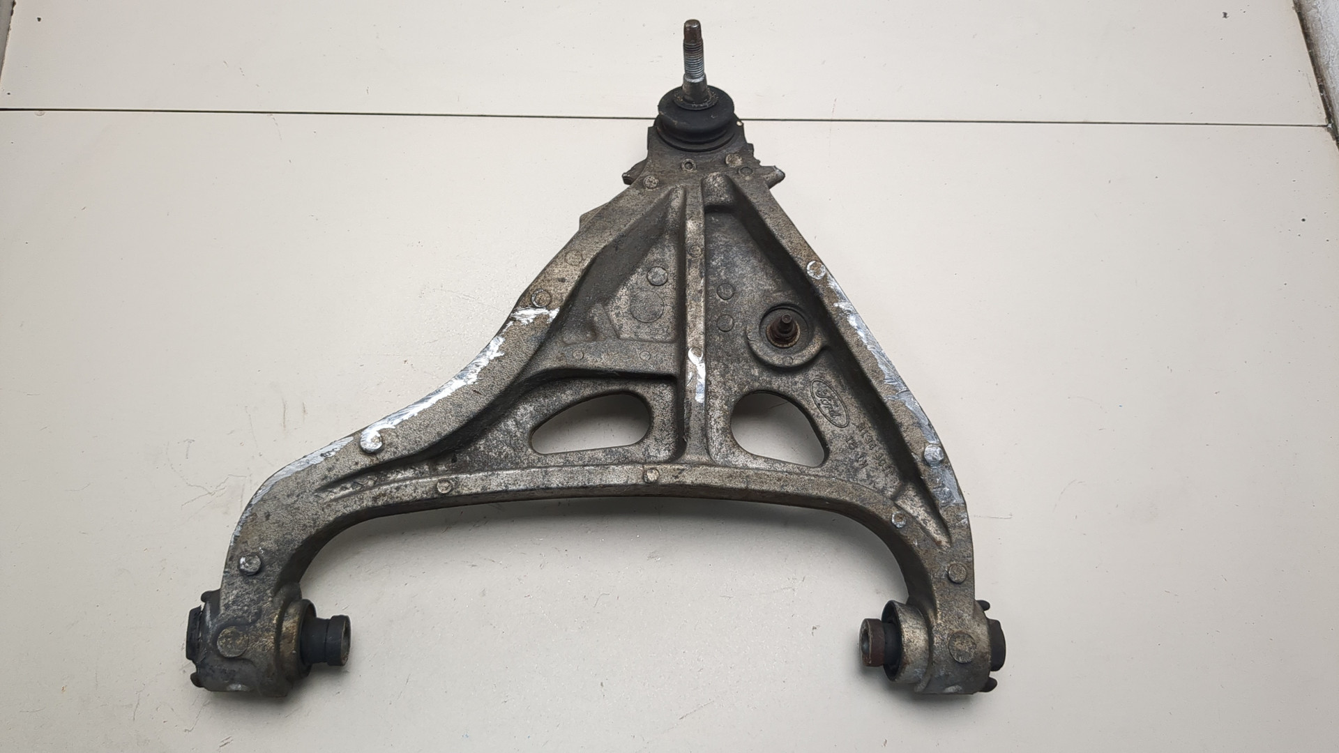 Рычаг передний левый