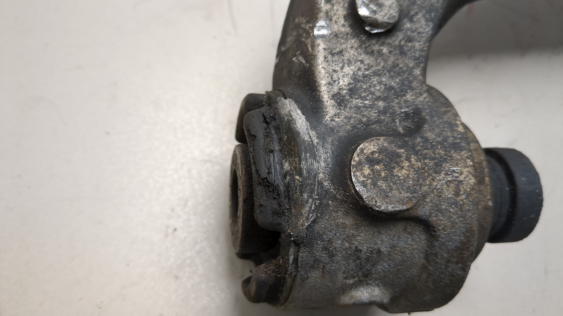 Рычаг передний левый