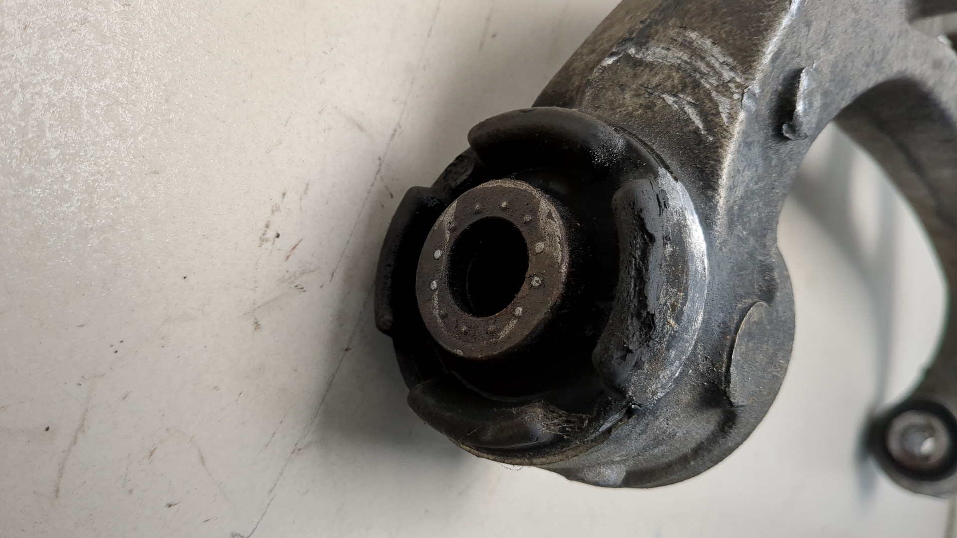 Рычаг передний левый