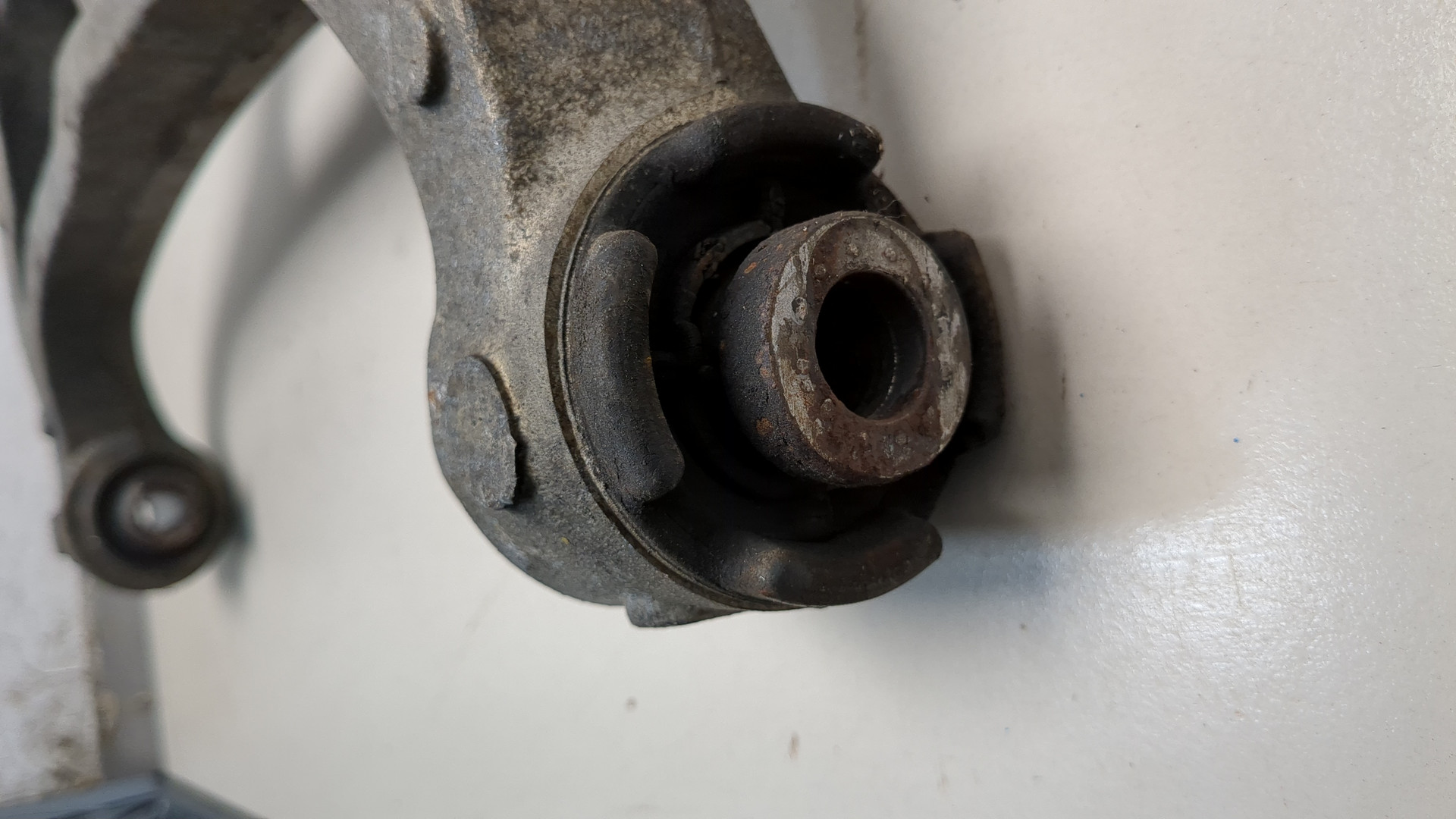 Рычаг передний левый