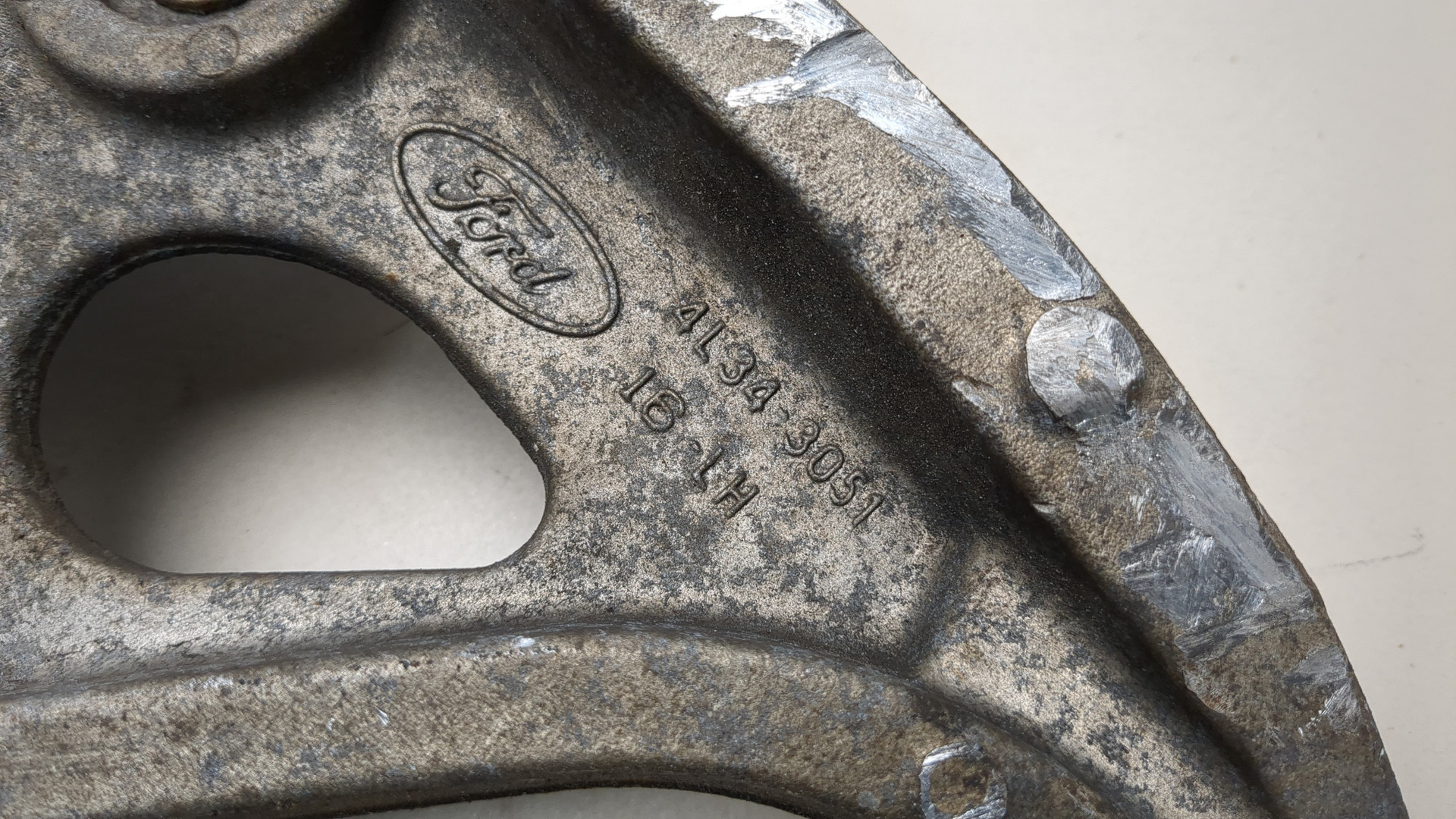 Рычаг передний левый