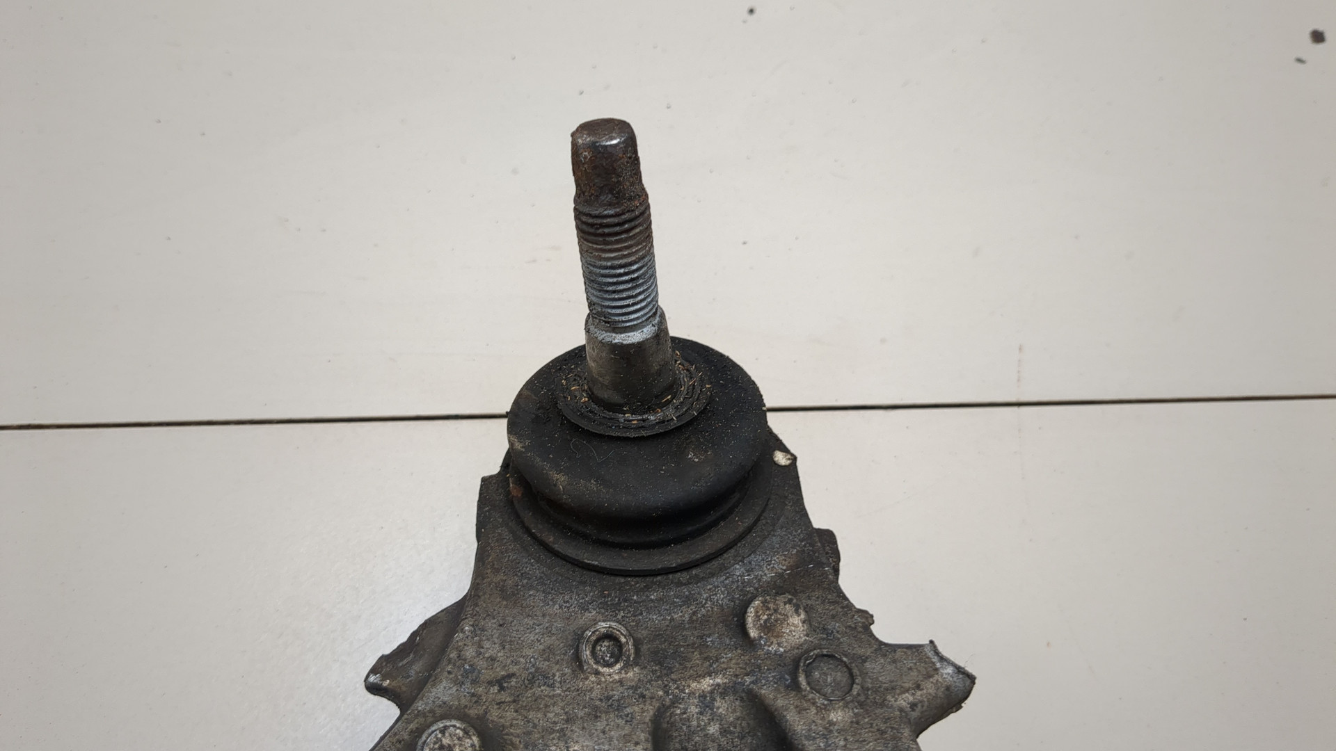 Рычаг передний левый